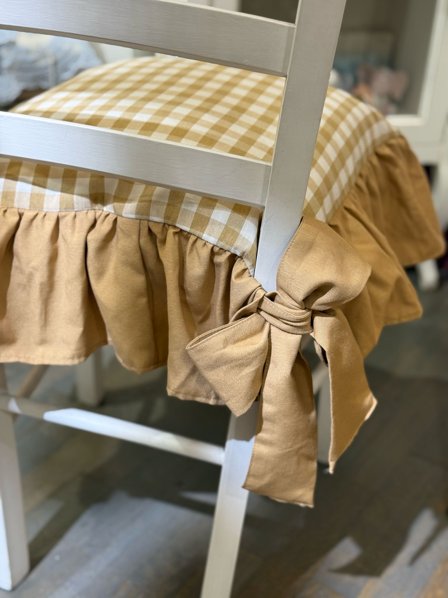 Cuscino da sedia sartoriale in cotone ocra a quadretti con balza tinta unita - 45x45 + 15 cm balza